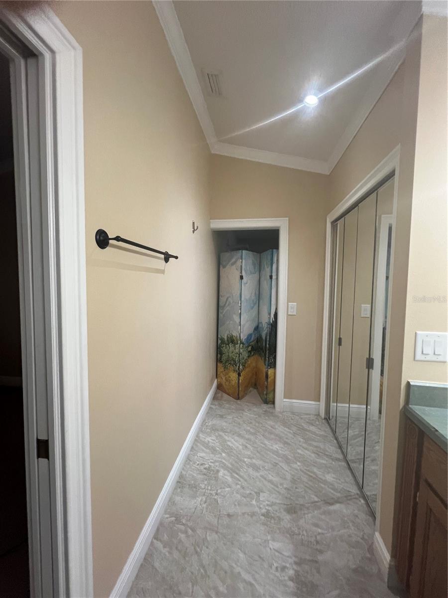 Image 14 of 26 For 9126 Queen Elizabeth Court
