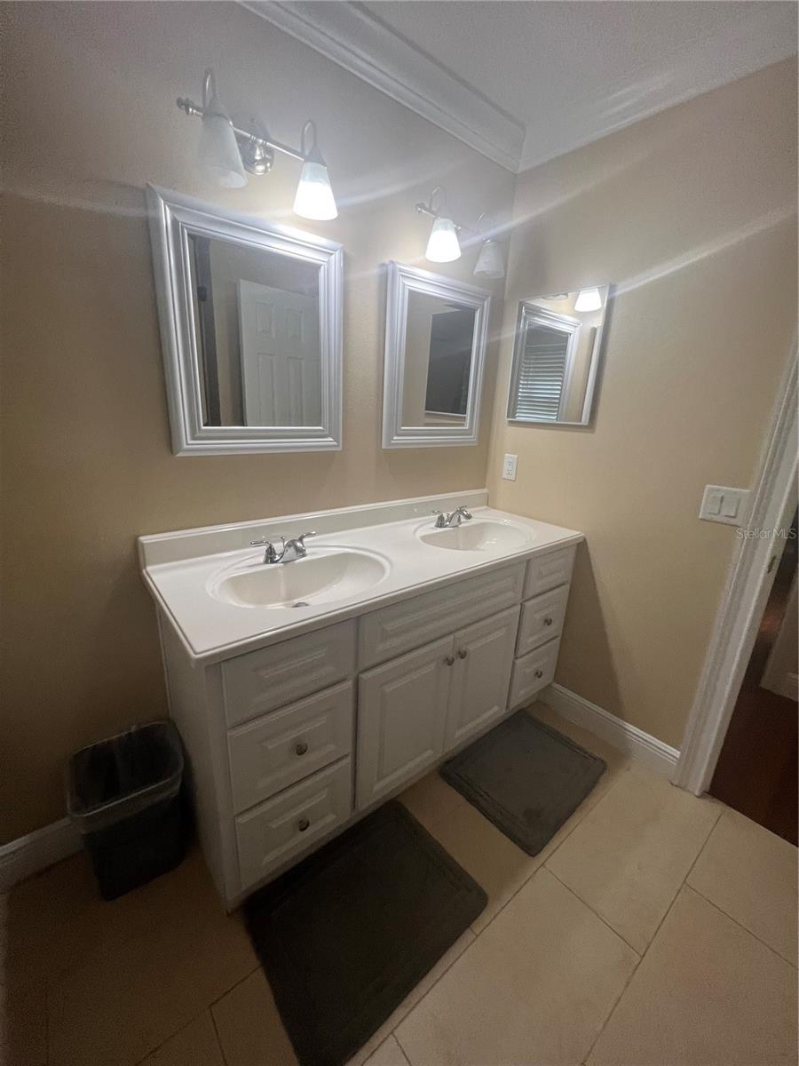Image 18 of 26 For 9126 Queen Elizabeth Court
