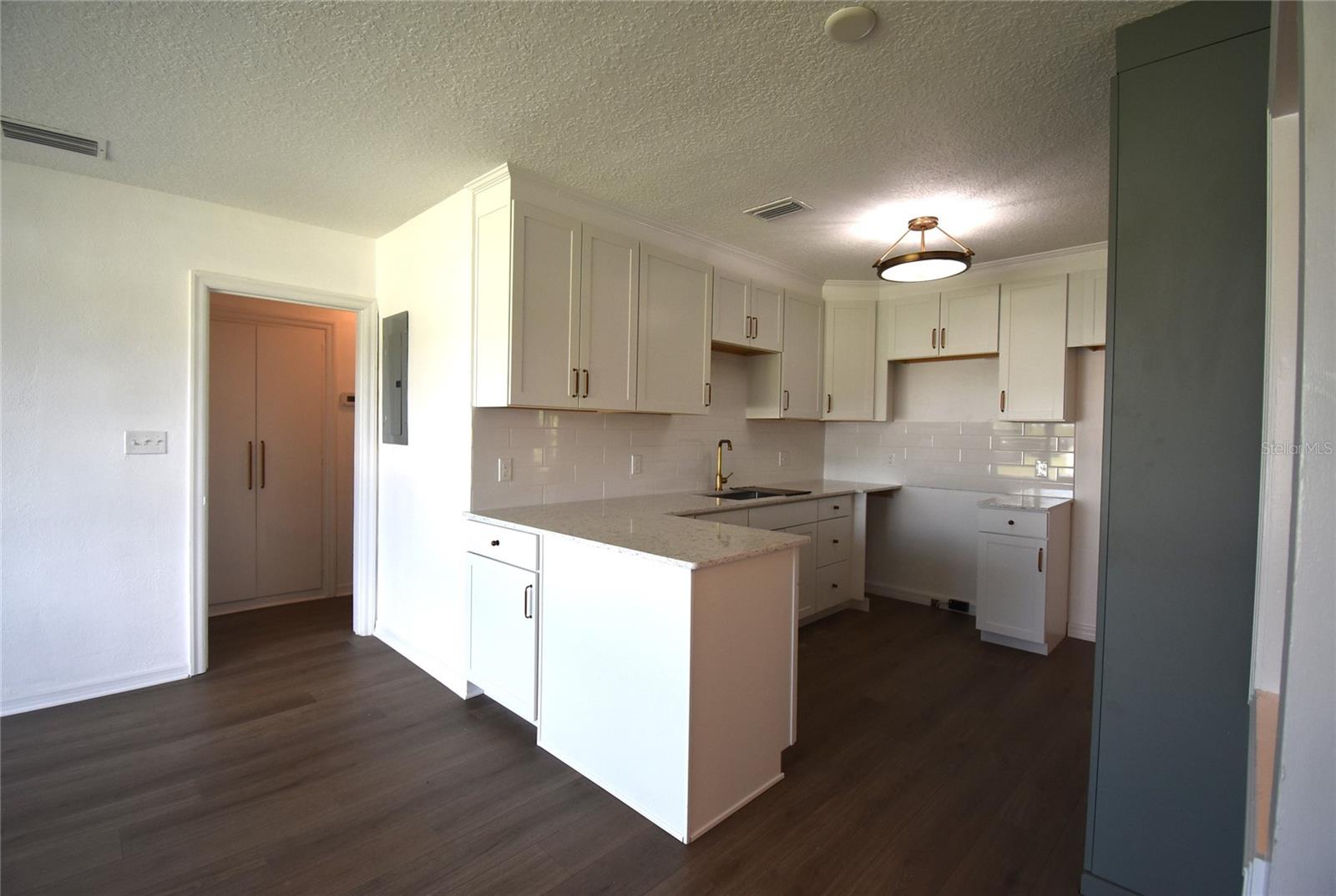 Image 18 of 54 For 220 Maynard Avenue