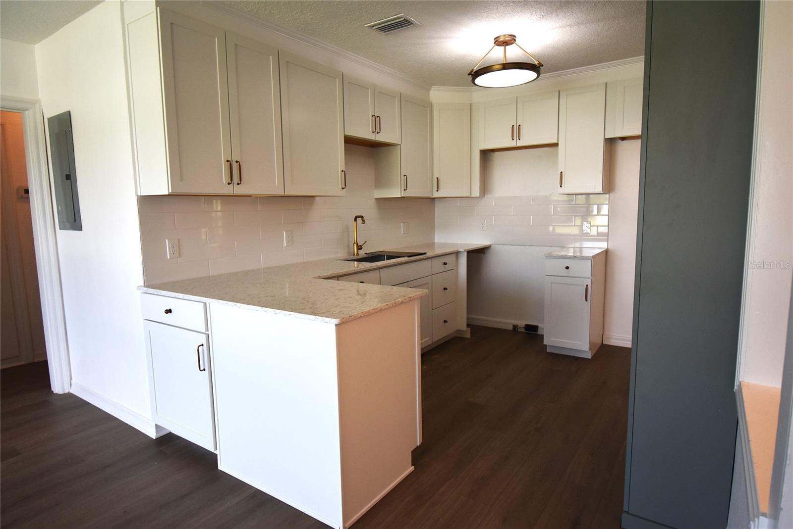 Image 19 of 54 For 220 Maynard Avenue