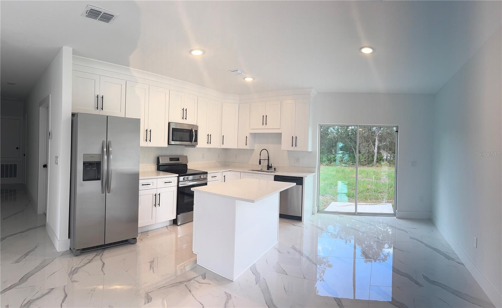 Listing photo id 0 for 2062 W Hampshire Blvd