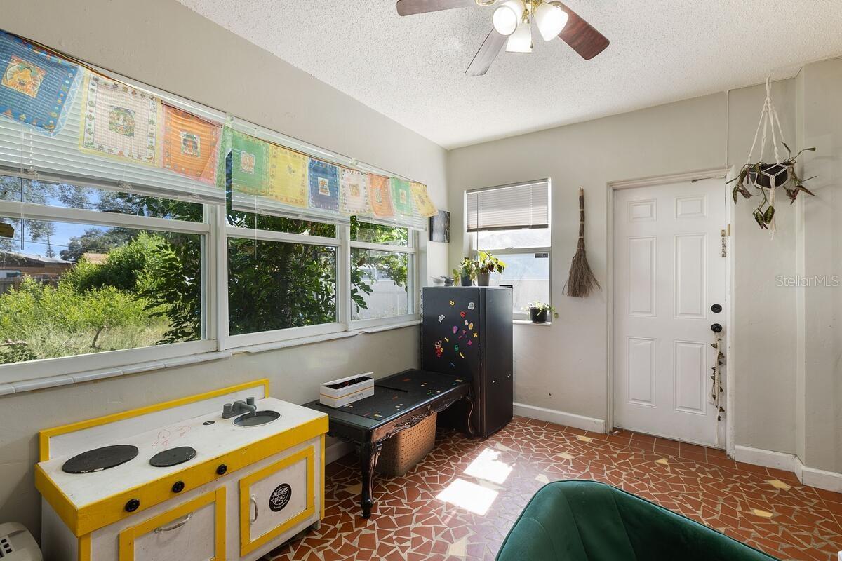Image 4 of 23 For 828 50th Avenue S