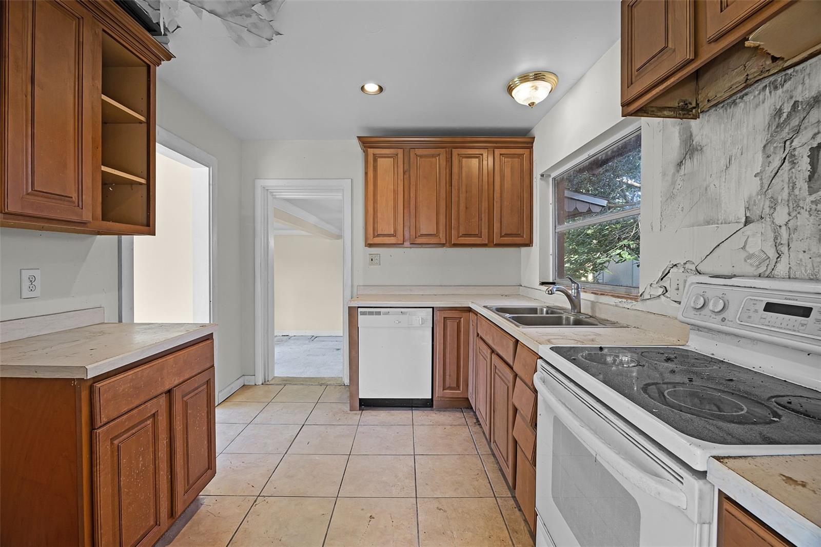 Image 14 of 35 For 905 Dowd Avenue