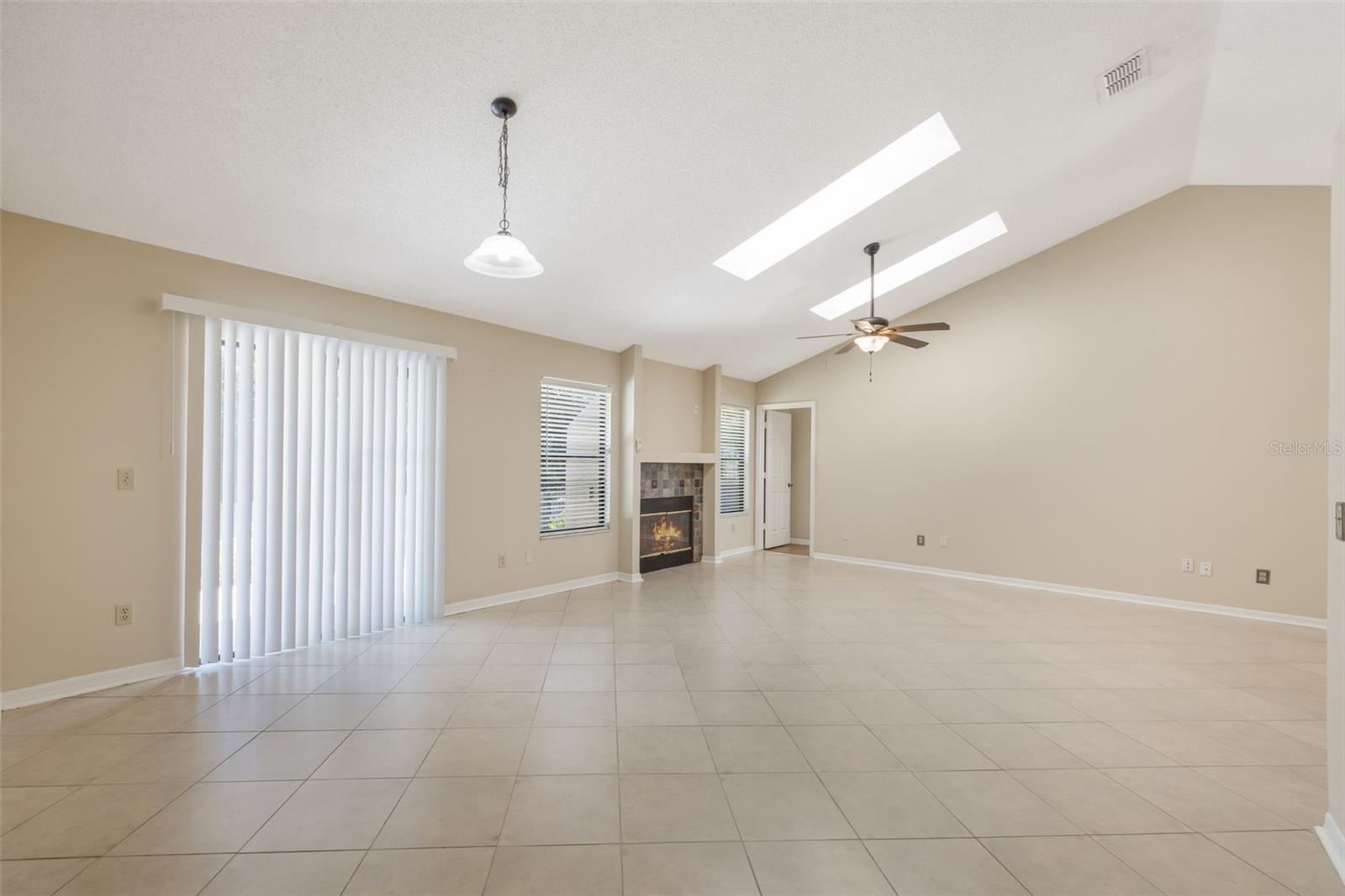 Image 6 of 41 For 840 Lake Jackson Circle