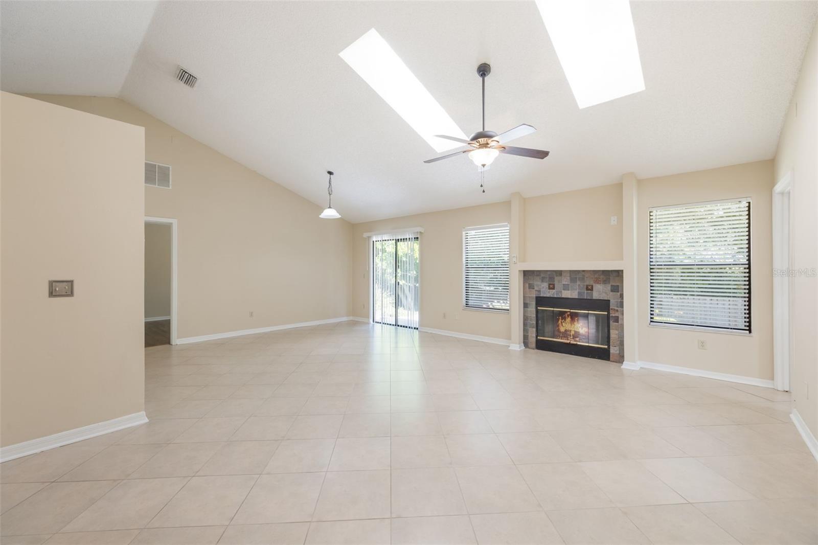Image 7 of 41 For 840 Lake Jackson Circle