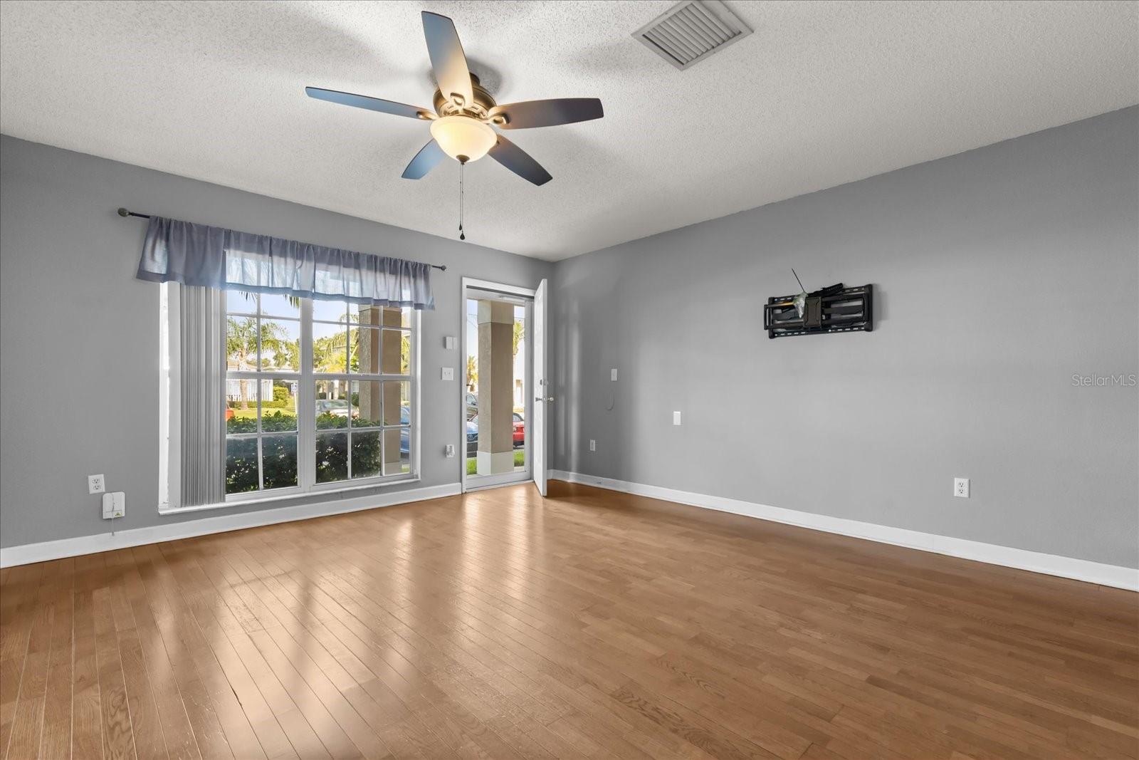 Image 4 of 31 For 310 Kensington Lake Circle