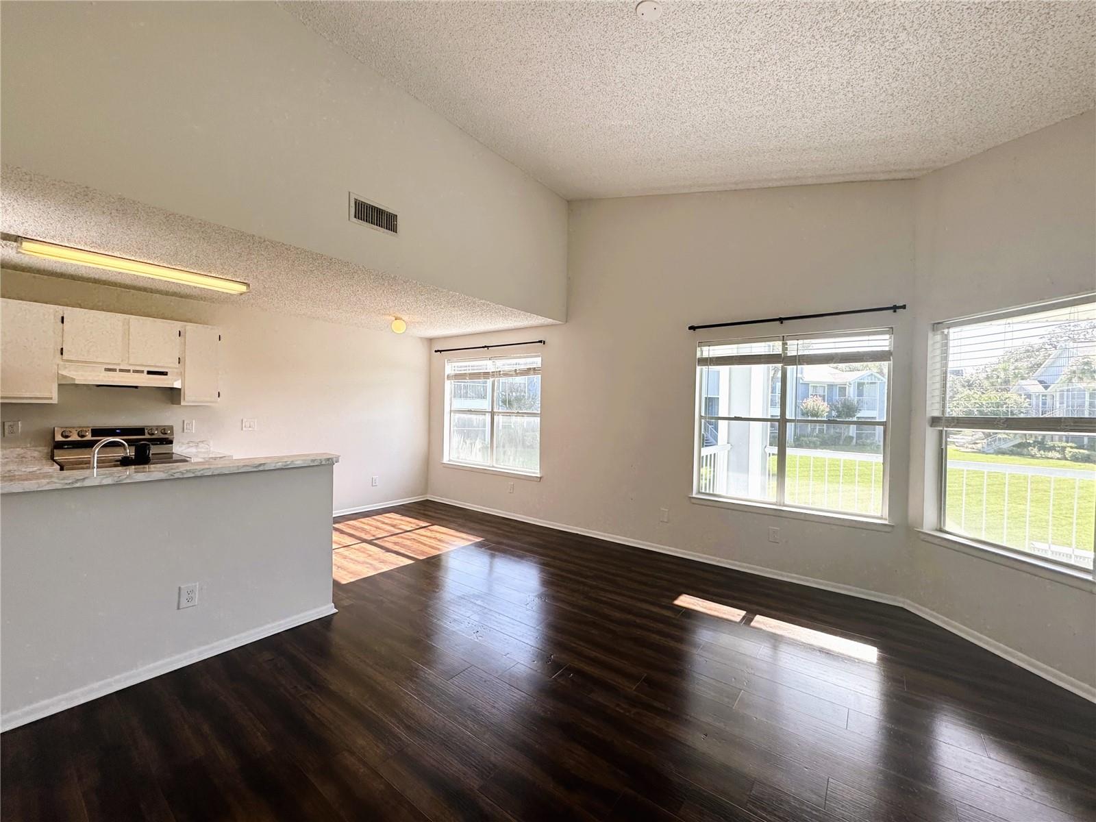 Image 4 of 17 For 2608 Grassy Point Drive 206