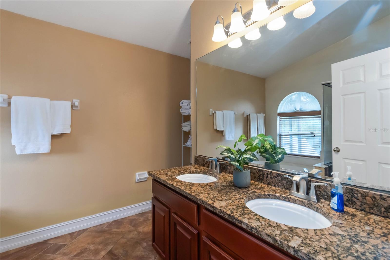 Image 17 of 41 For 2975 Sabel Oak Place