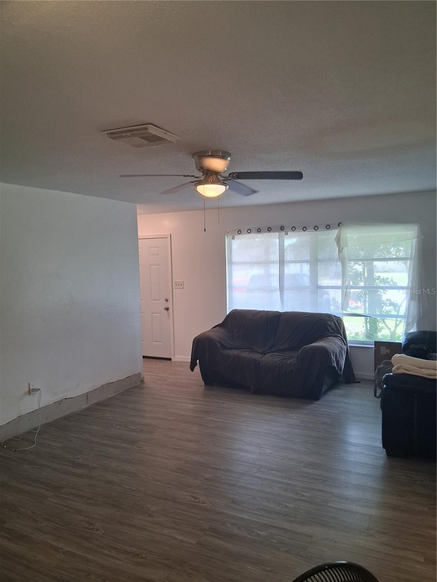 Image 3 of 6 For 935 Grey Oak Court