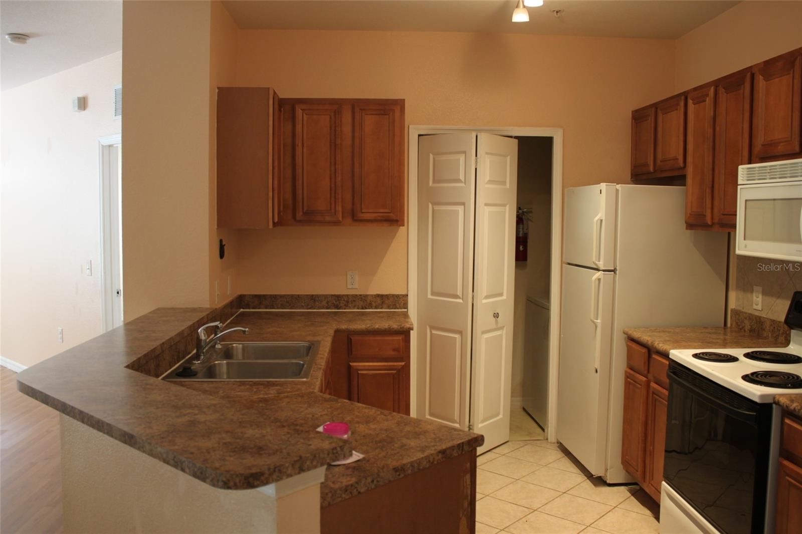 Image 2 of 20 For 6159 Metrowest Boulevard 204