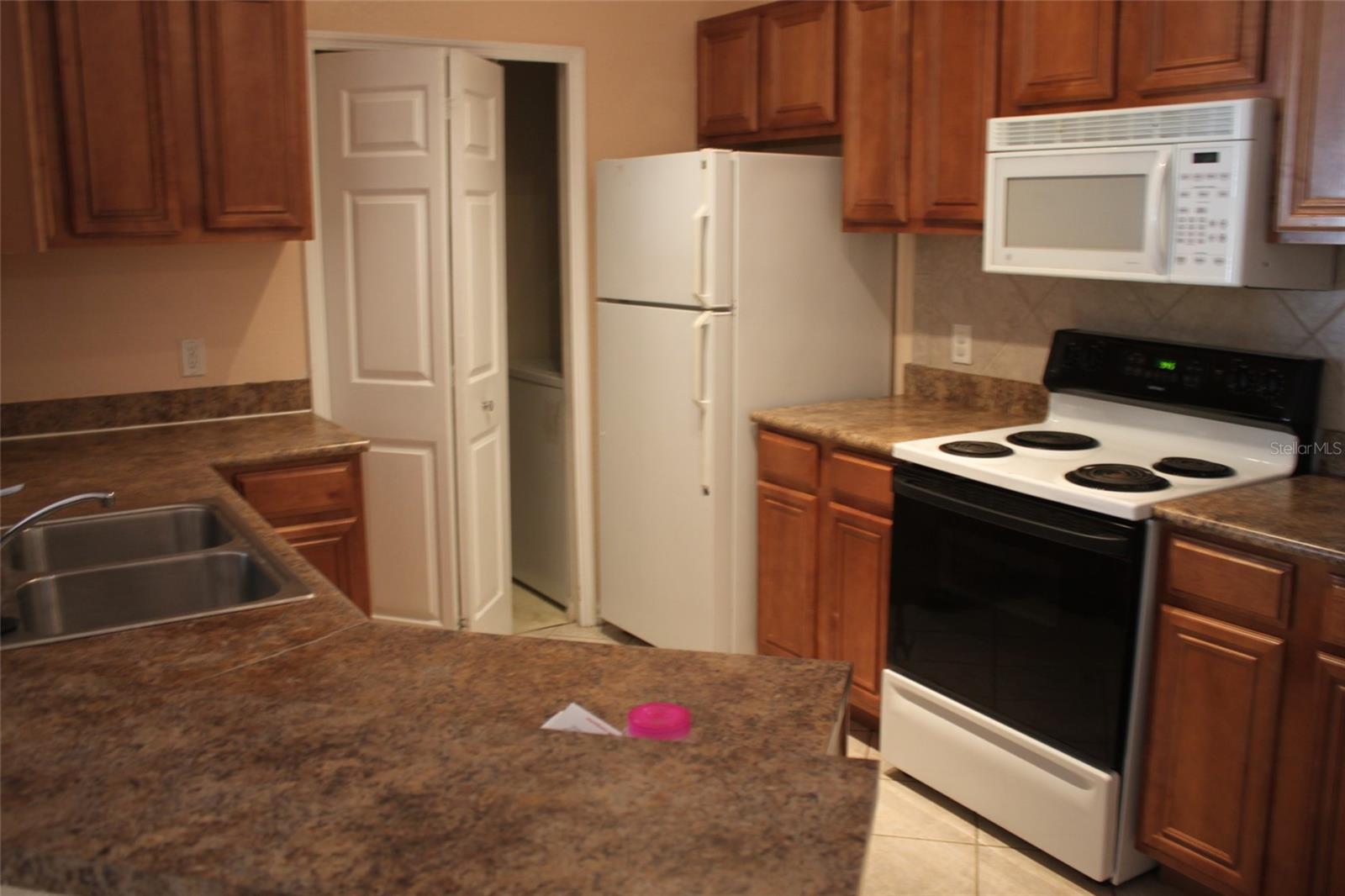 Image 3 of 20 For 6159 Metrowest Boulevard 204