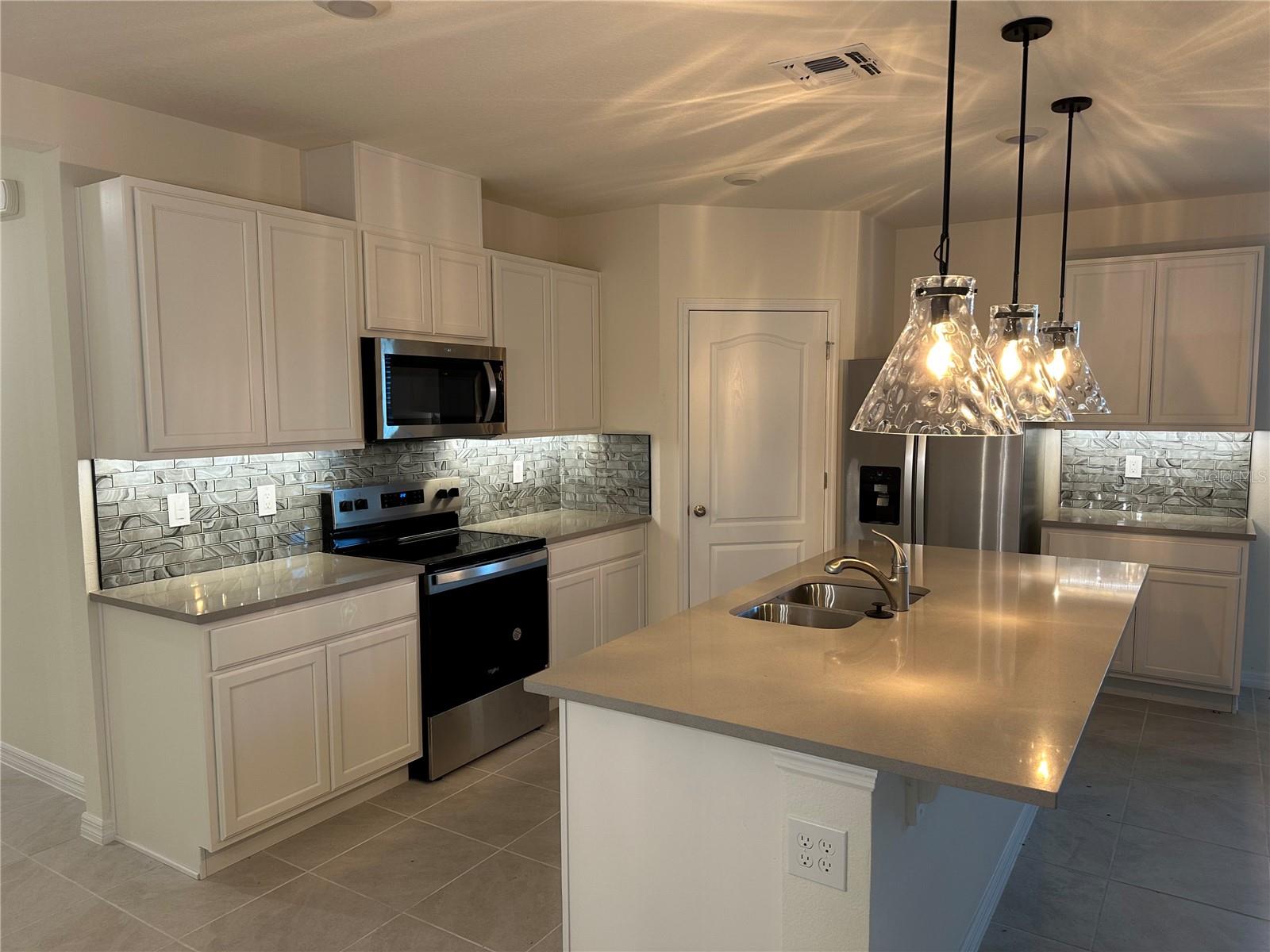 Image 4 of 9 For 829 Ambleside Dr