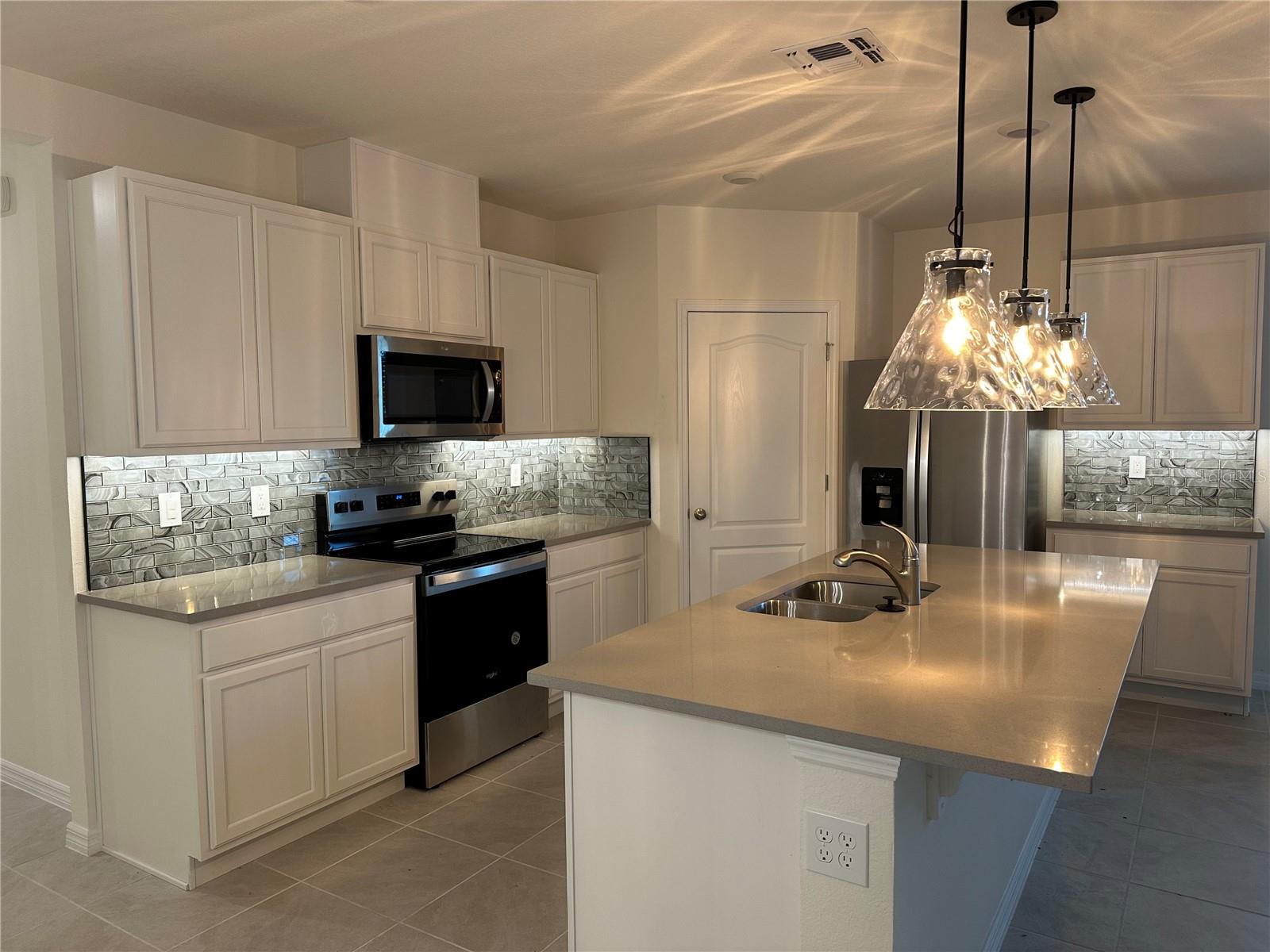 Image 5 of 9 For 829 Ambleside Dr
