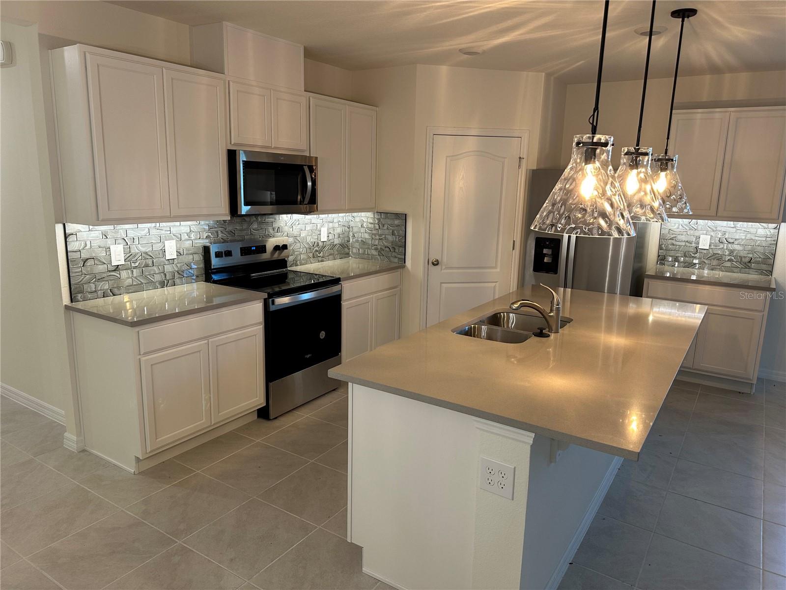 Image 6 of 9 For 829 Ambleside Dr