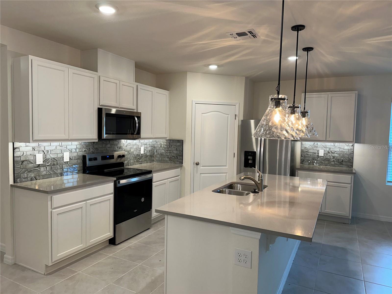 Image 7 of 9 For 829 Ambleside Dr