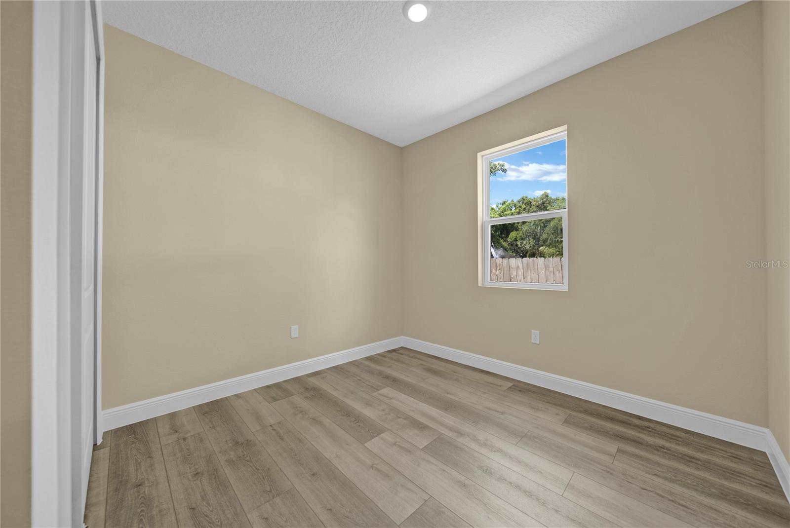 Image 21 of 36 For 14804 Coscester Street