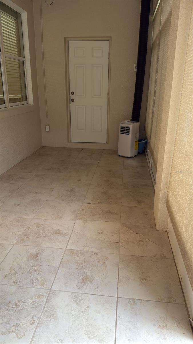 Image 14 of 27 For 1049 Priory Circle 8