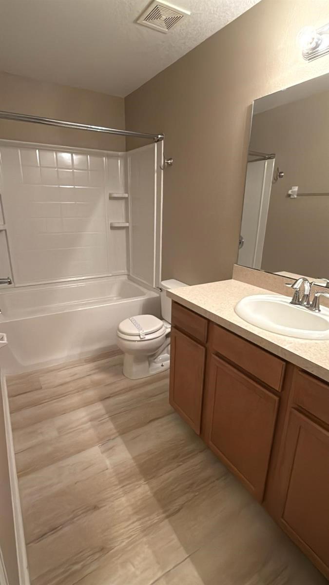 Image 21 of 27 For 1049 Priory Circle 8