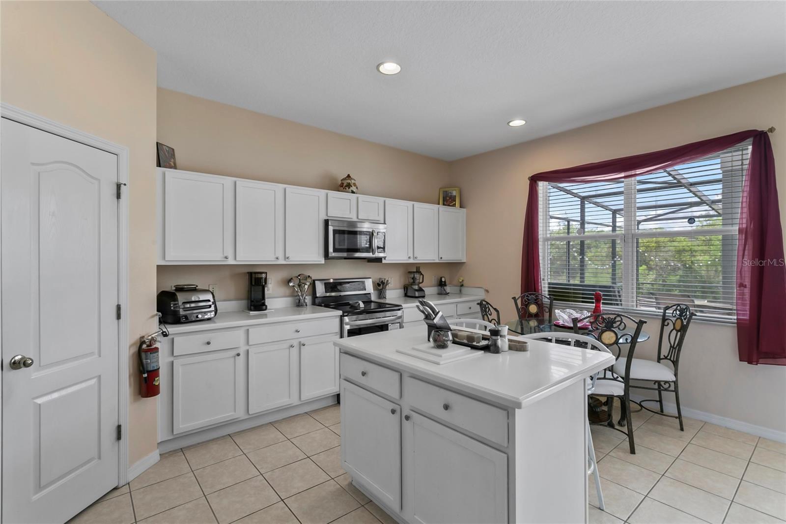 Image 12 of 52 For 913 Dorset Place