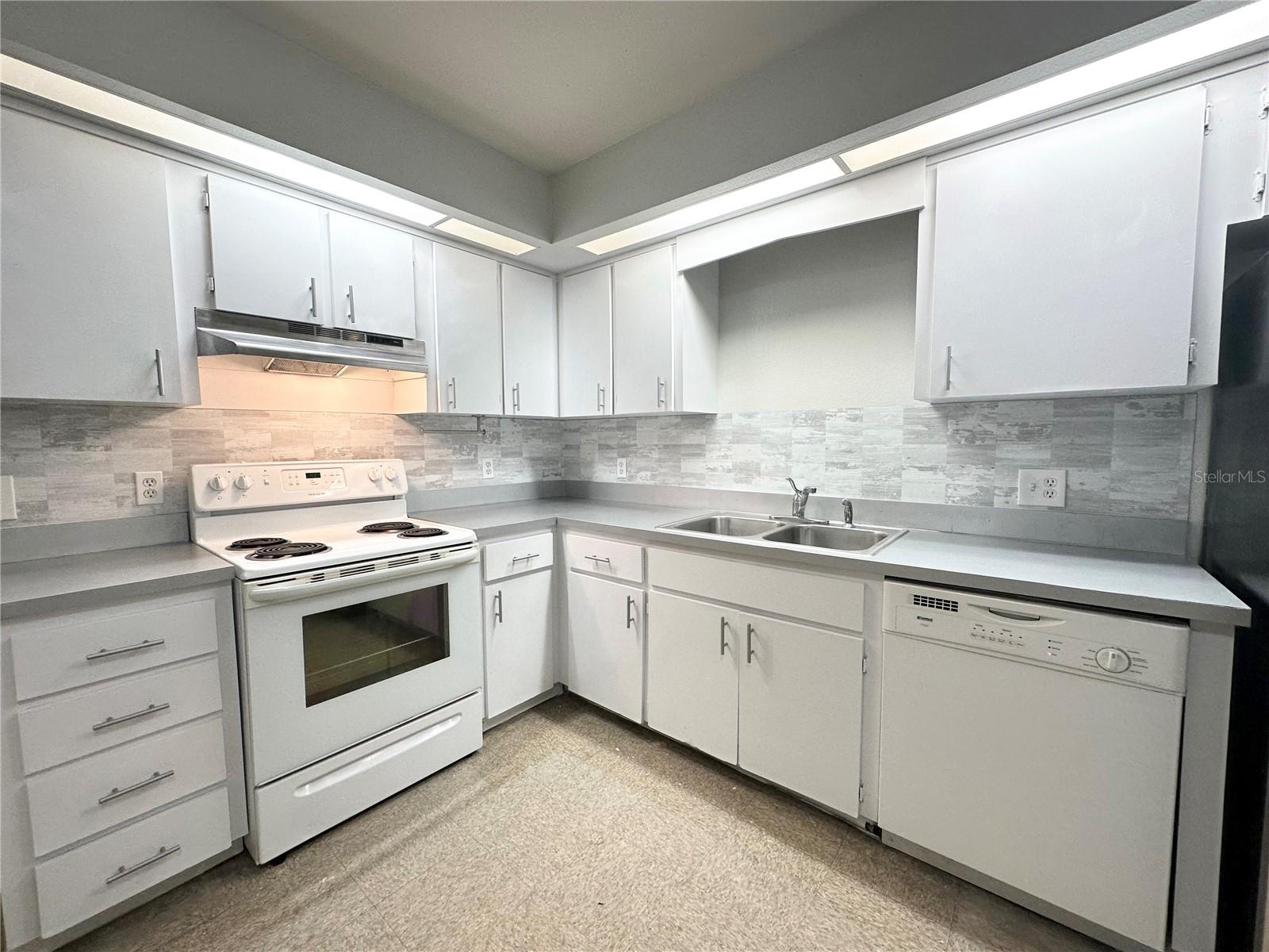 Image 3 of 11 For 101 Lake Hunter Drive 15