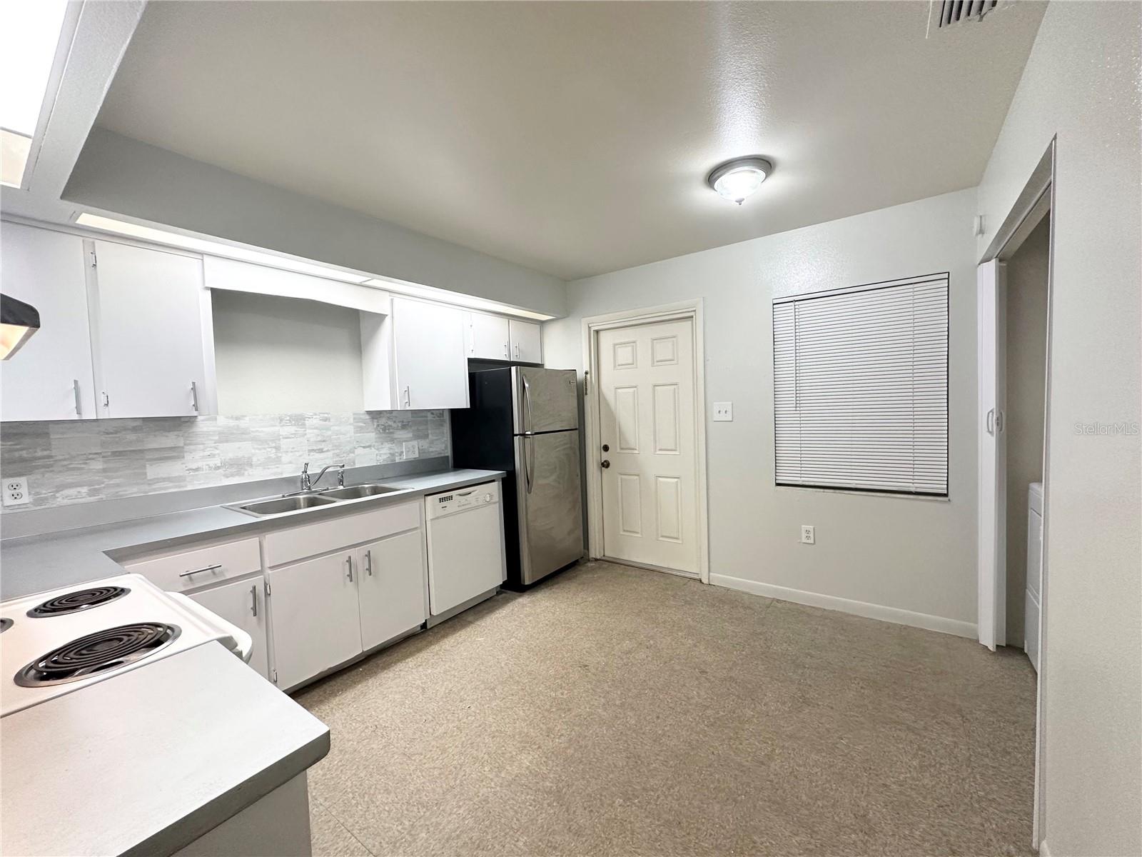 Image 4 of 11 For 101 Lake Hunter Drive 15