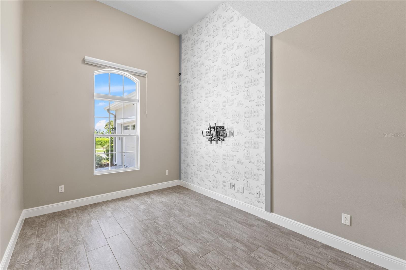 Image 41 of 82 For 14966 Etowah St Street