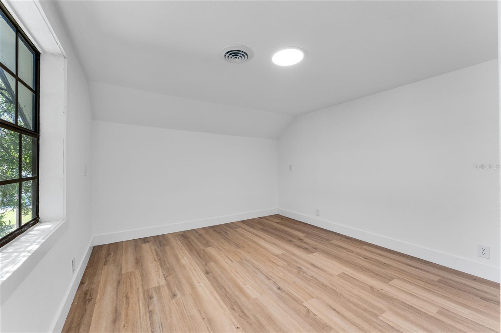 Image 29 of 52 For 214 18th Street