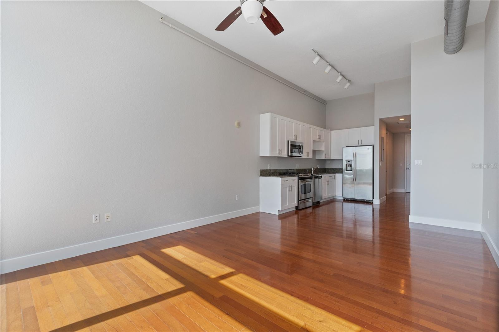 Image 19 of 35 For 150 Robinson Street 615