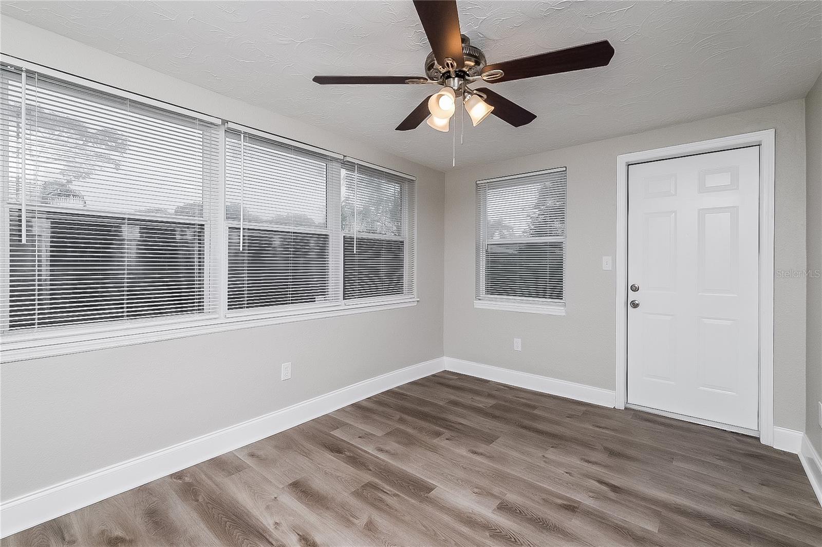 Listing photo id 8 for 6040 7th Avenue