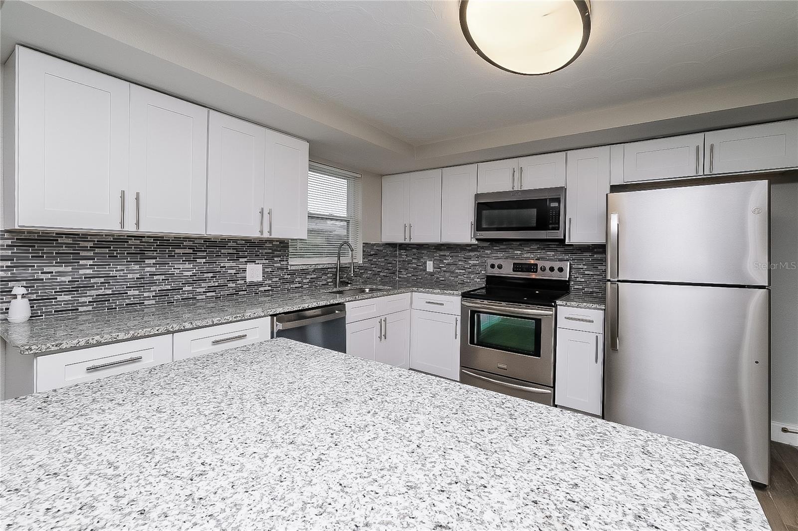 Listing photo id 2 for 6040 7th Avenue