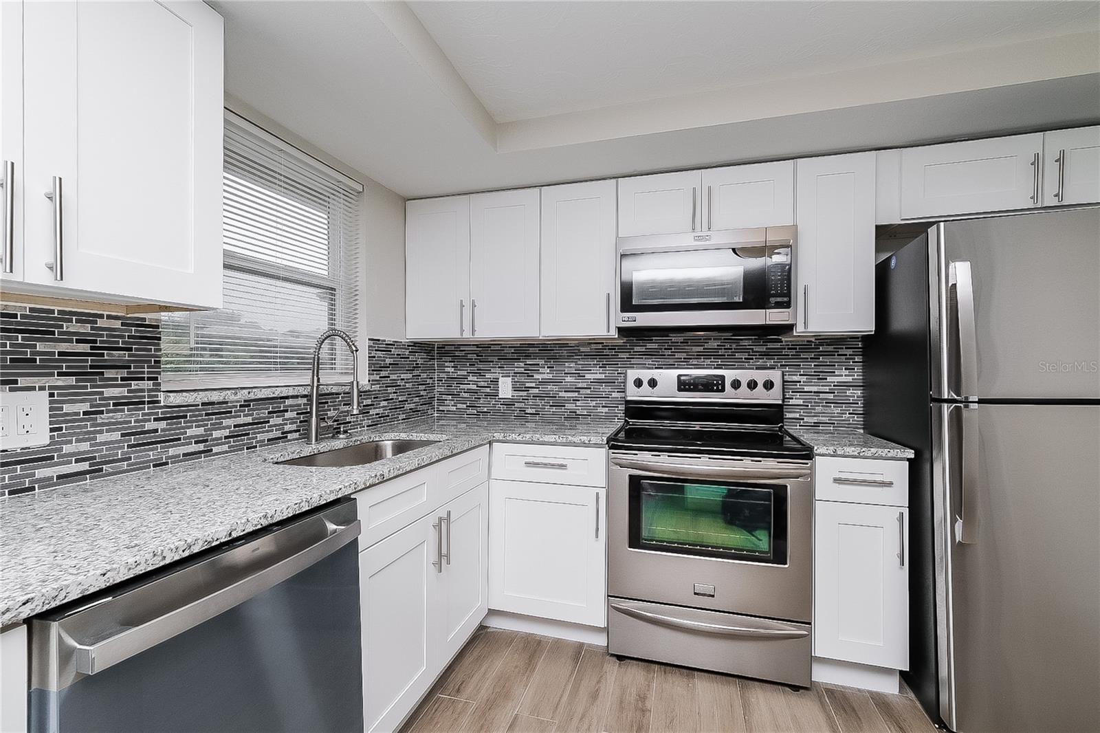 Listing photo id 4 for 6040 7th Avenue