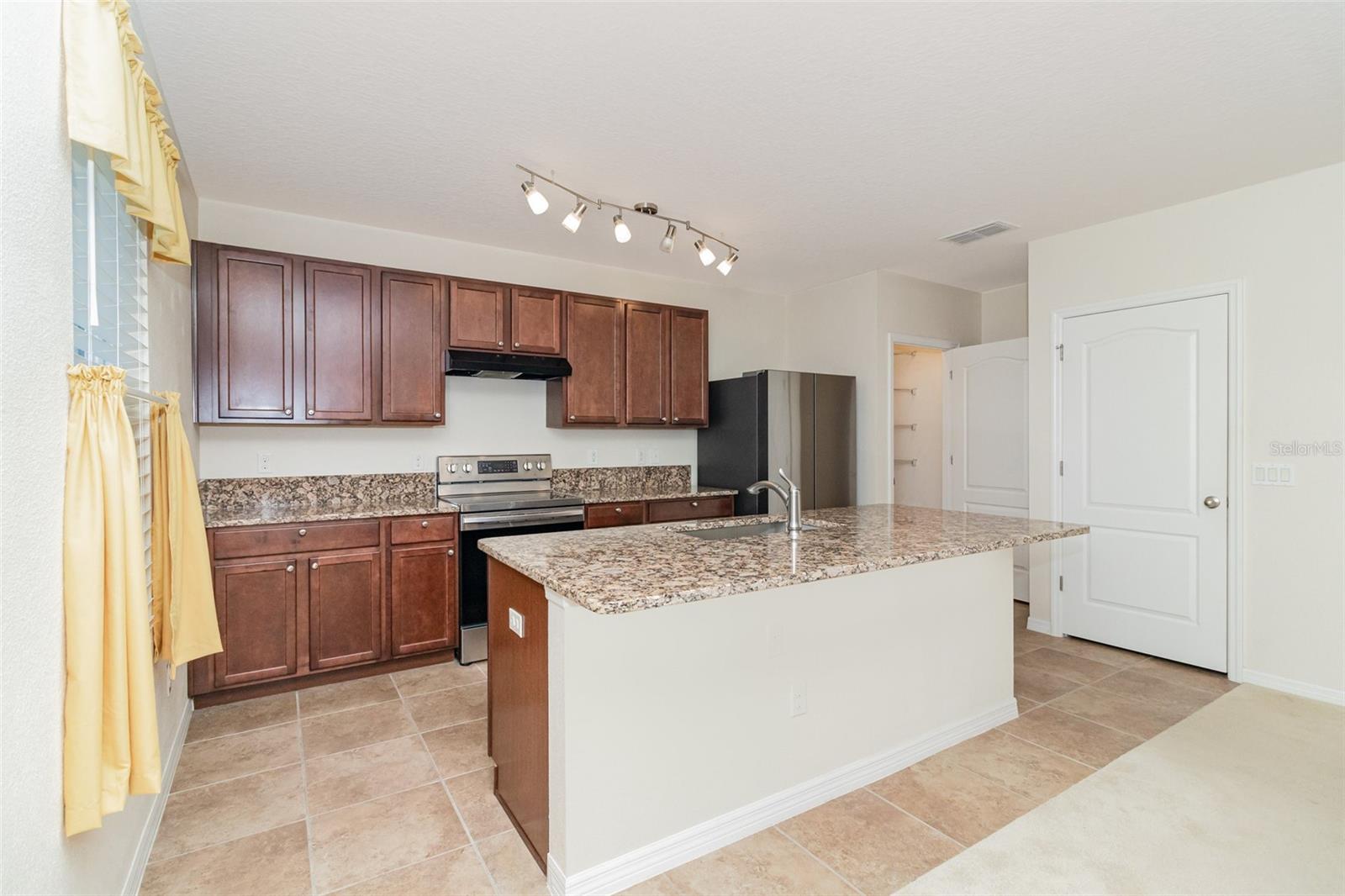 Image 8 of 34 For 16707 Broadford Lane