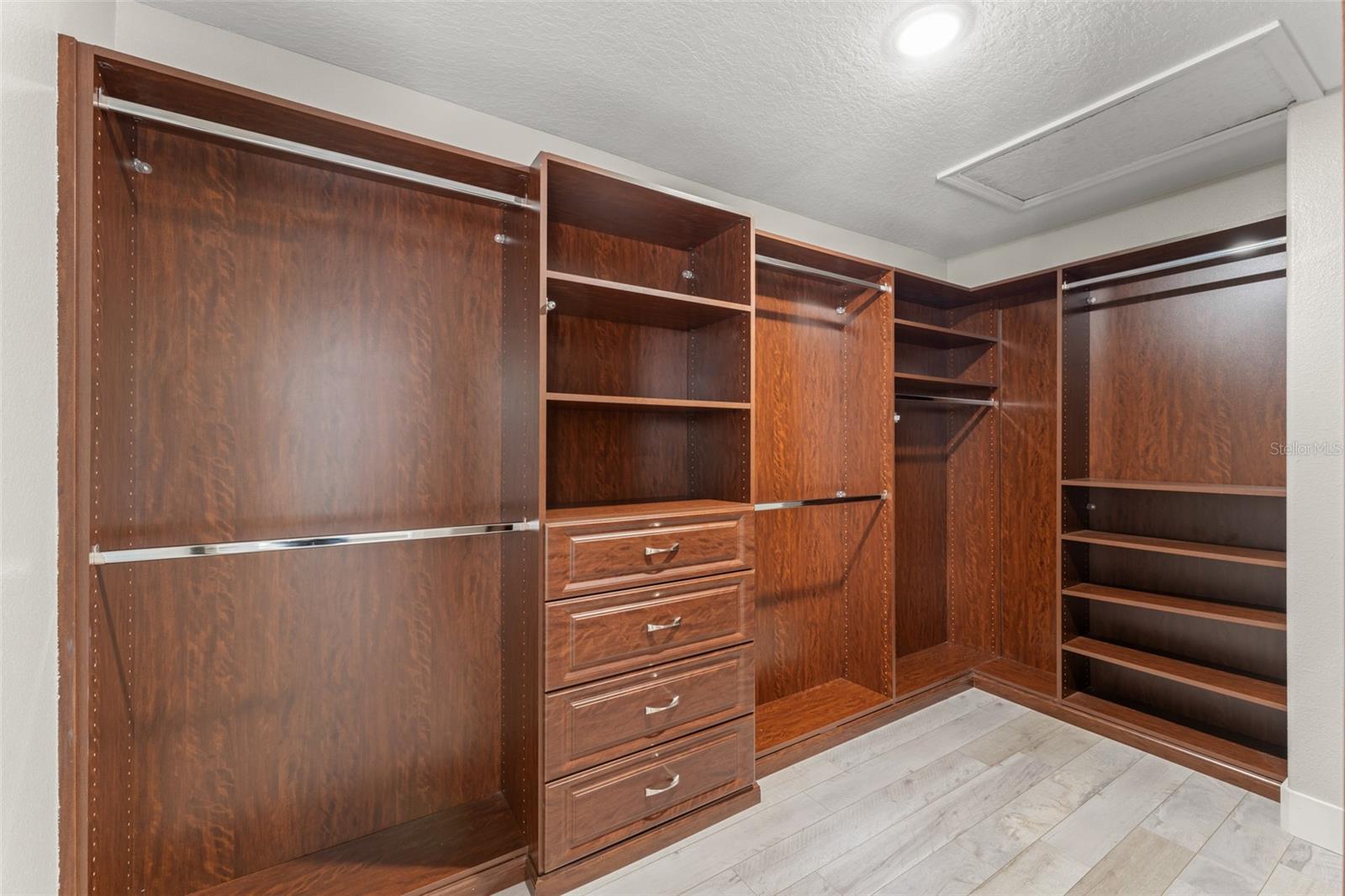 Image 36 of 48 For 2609 Lakemoor Drive