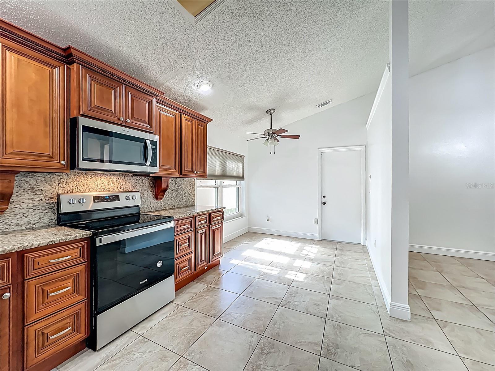 Image 18 of 48 For 13539 Emeraldview Drive