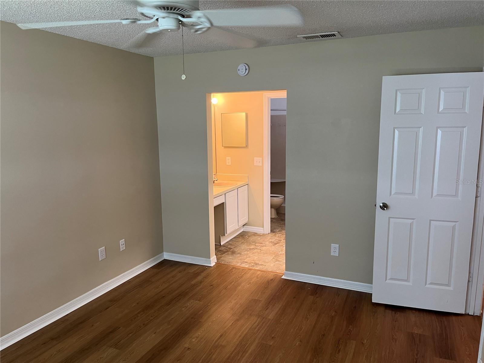 Image 11 of 16 For 9520 Darien Avenue 9520