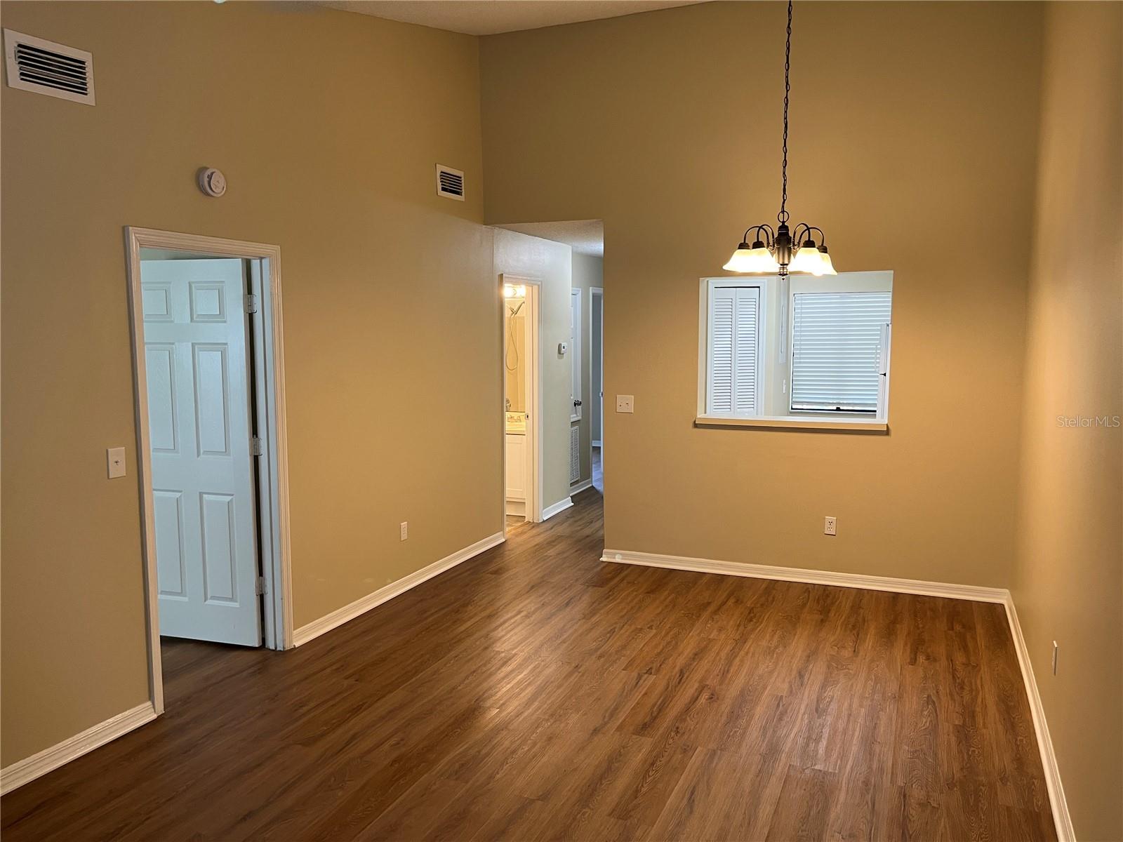 Image 5 of 16 For 9520 Darien Avenue 9520