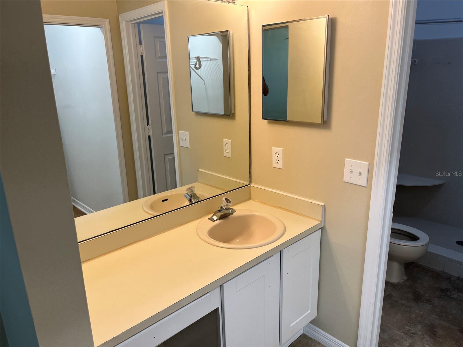 Image 8 of 16 For 9520 Darien Avenue 9520