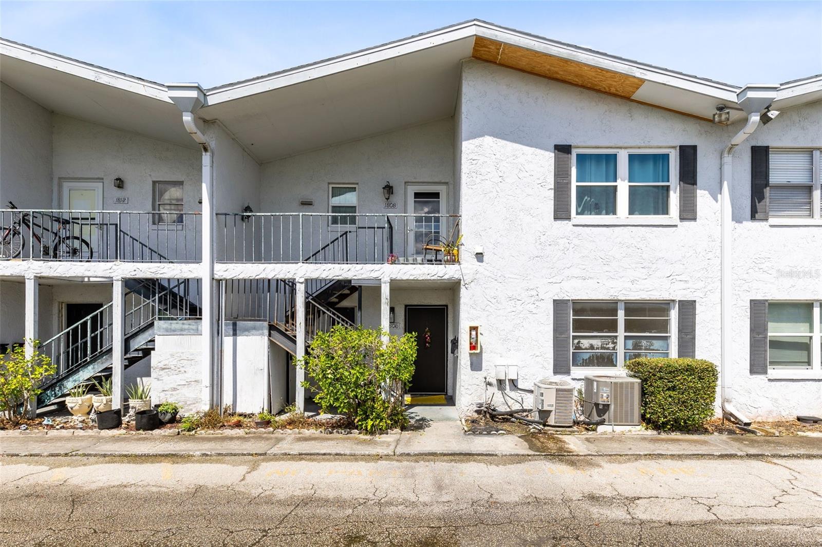 Image 2 of 30 For 1806 Amberly Avenue F46