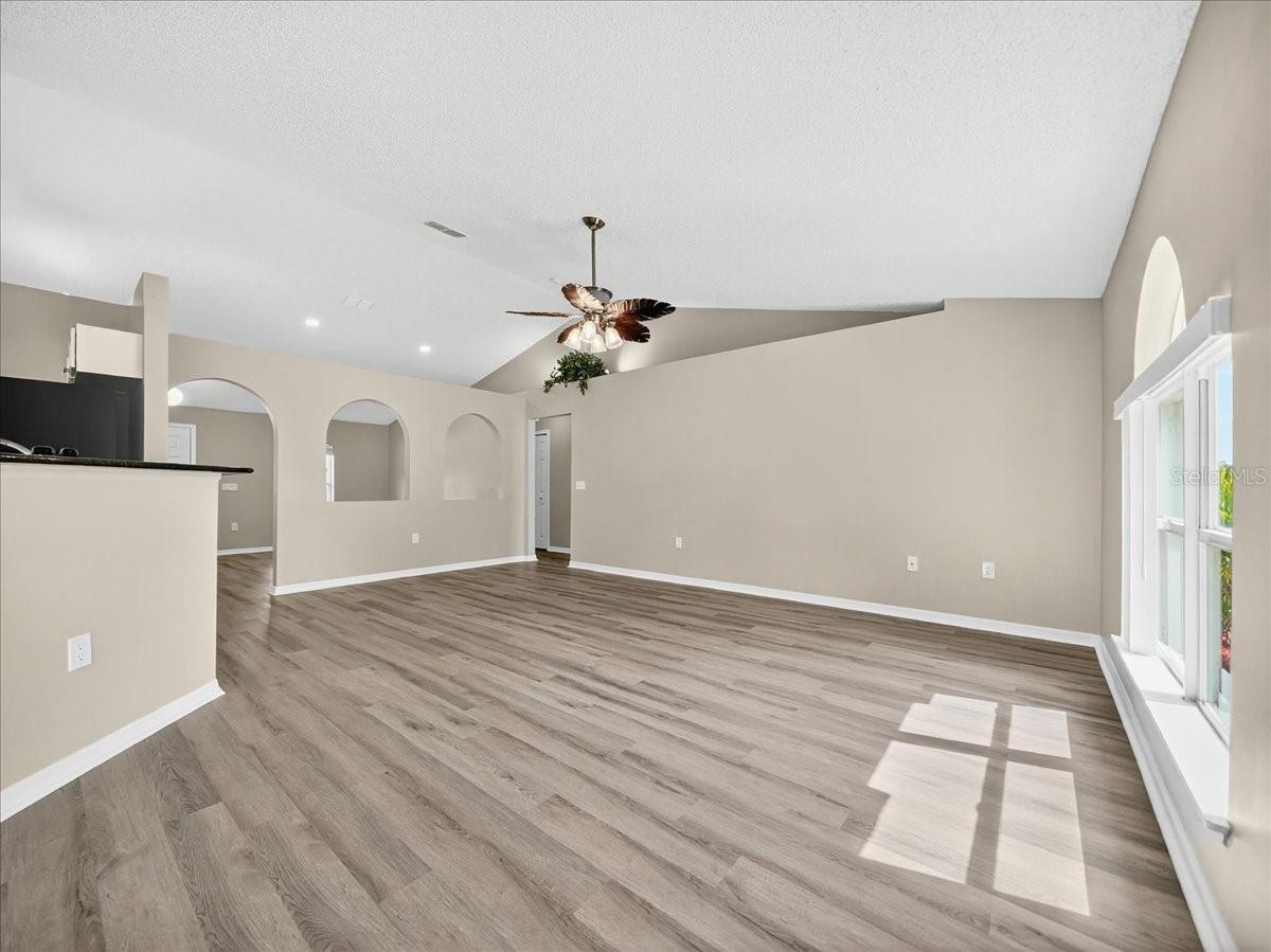 Image 12 of 34 For 565 White Cap Court Nw