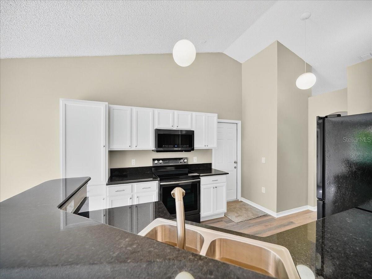 Image 17 of 34 For 565 White Cap Court Nw