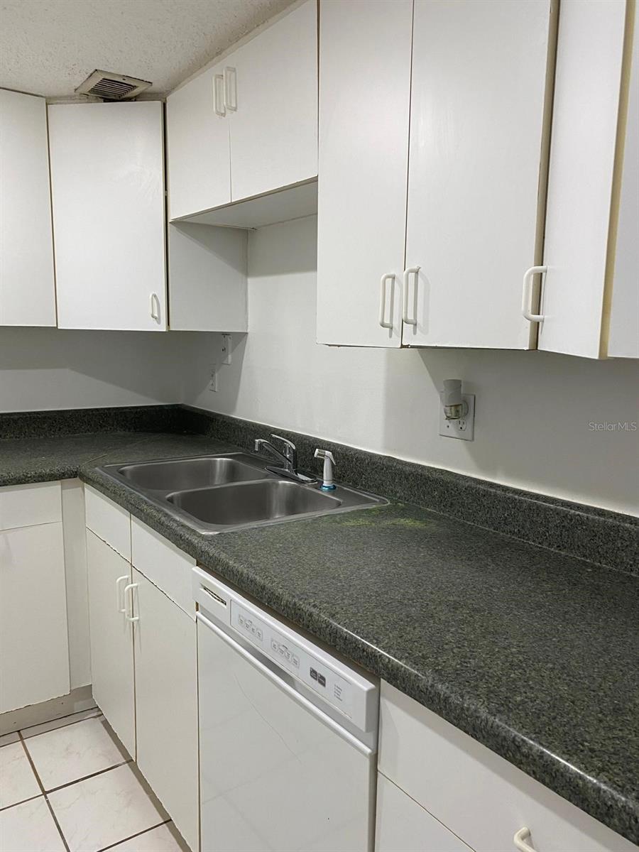 Image 6 of 17 For 906 Lake Destiny Road F