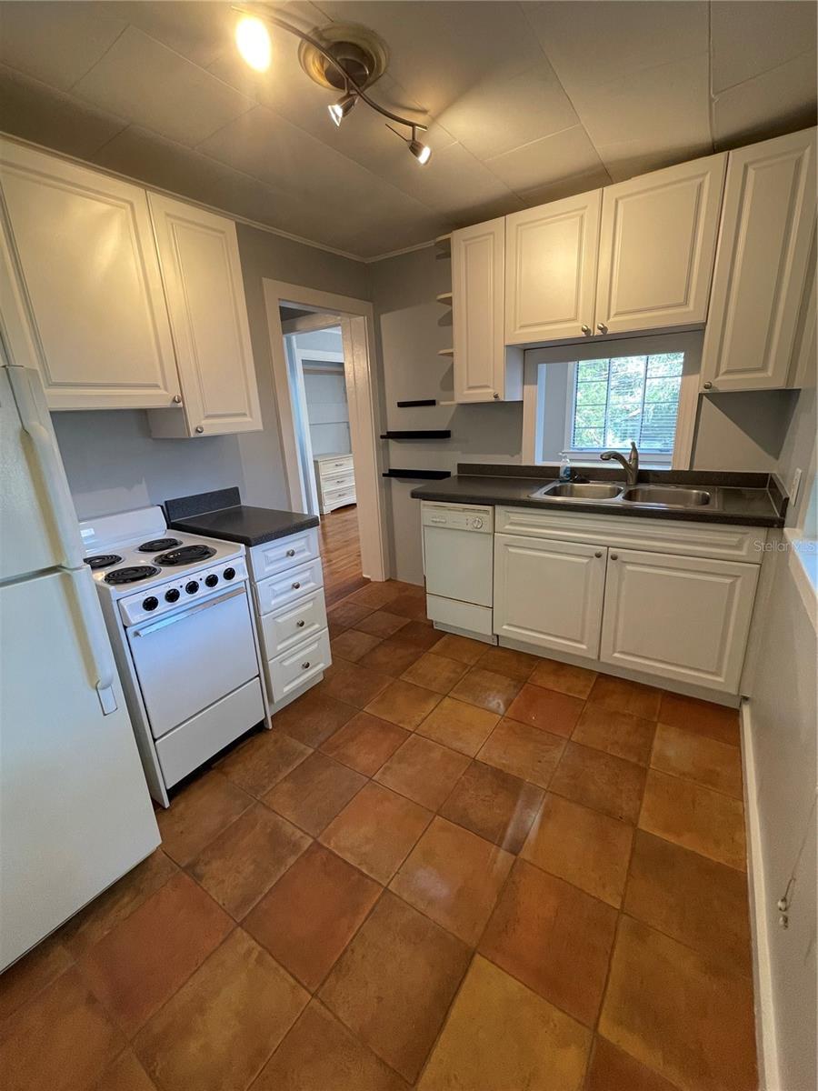 Image 8 of 12 For 516 Cathcart Avenue 1-2 Or B