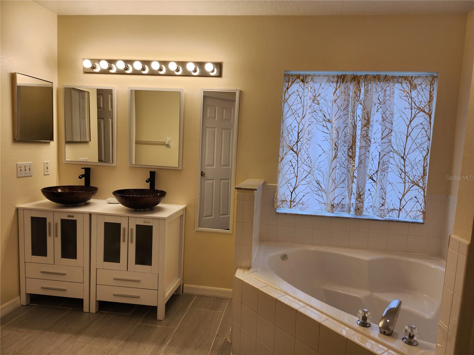 Image 15 of 41 For 1037 Lake Berkley Drive