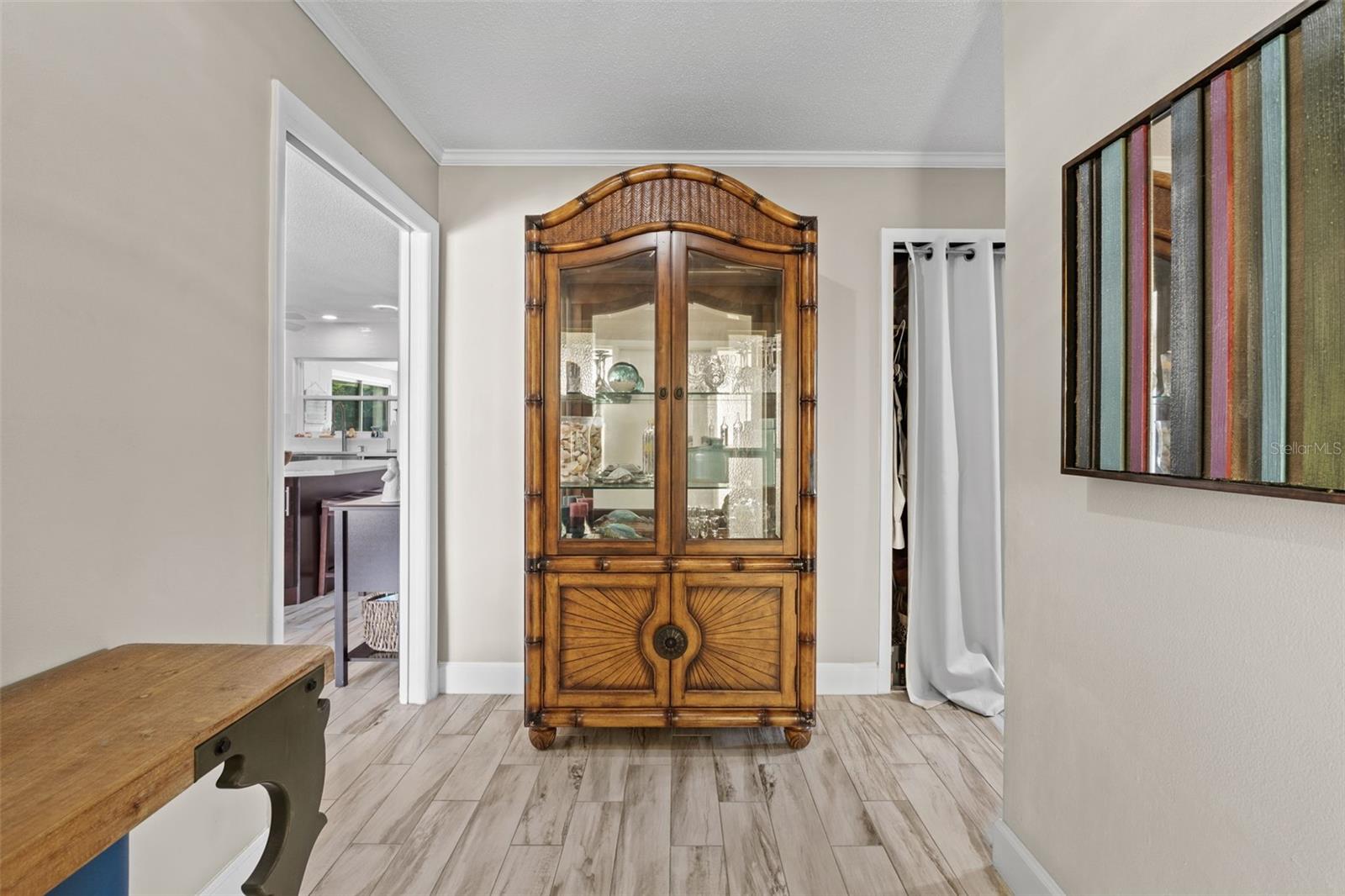 Listing photo id 11 for 605 Spring Oaks Boulevard