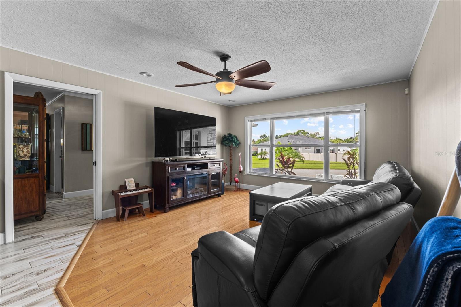 Listing photo id 12 for 605 Spring Oaks Boulevard
