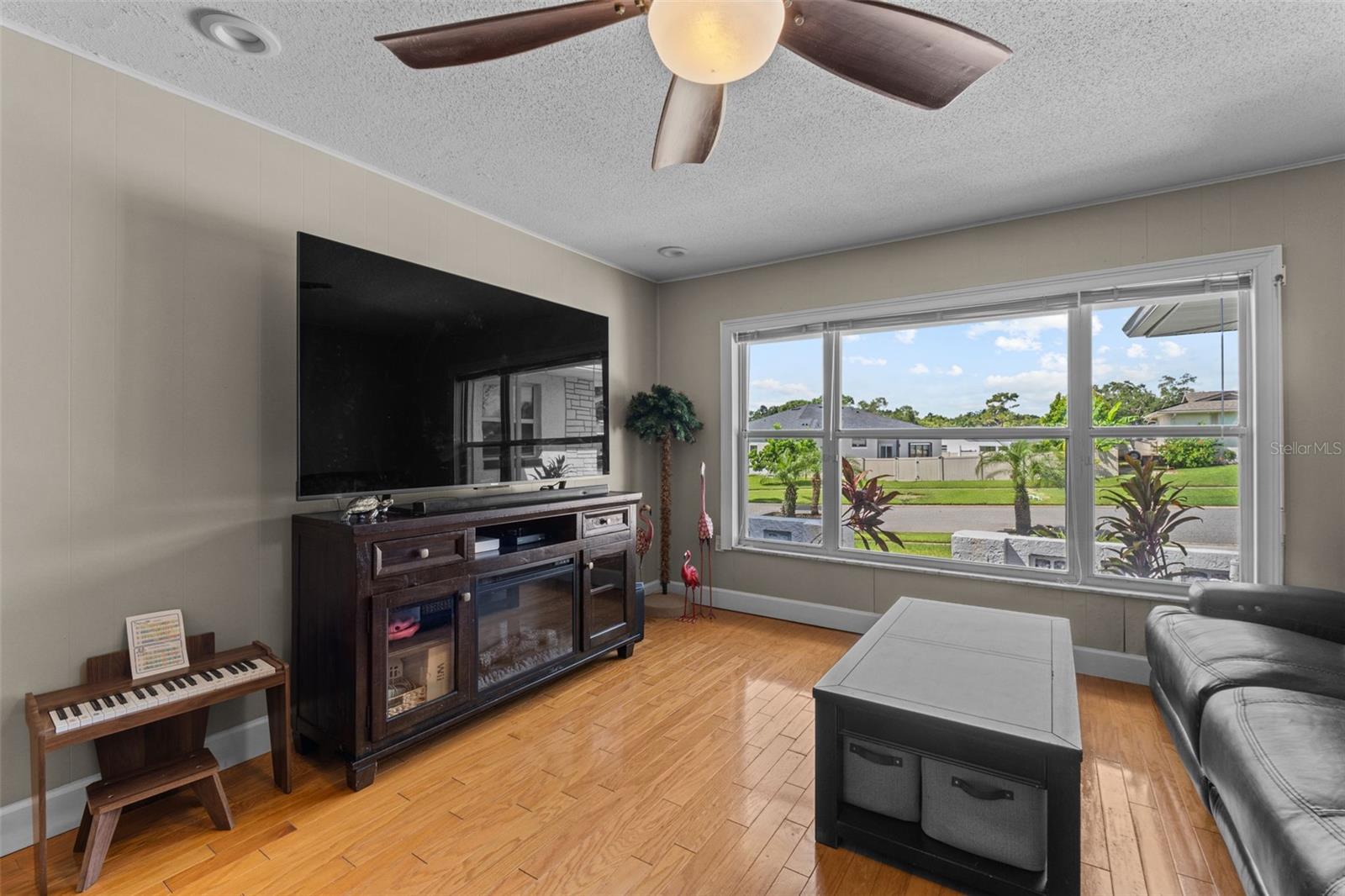 Listing photo id 13 for 605 Spring Oaks Boulevard