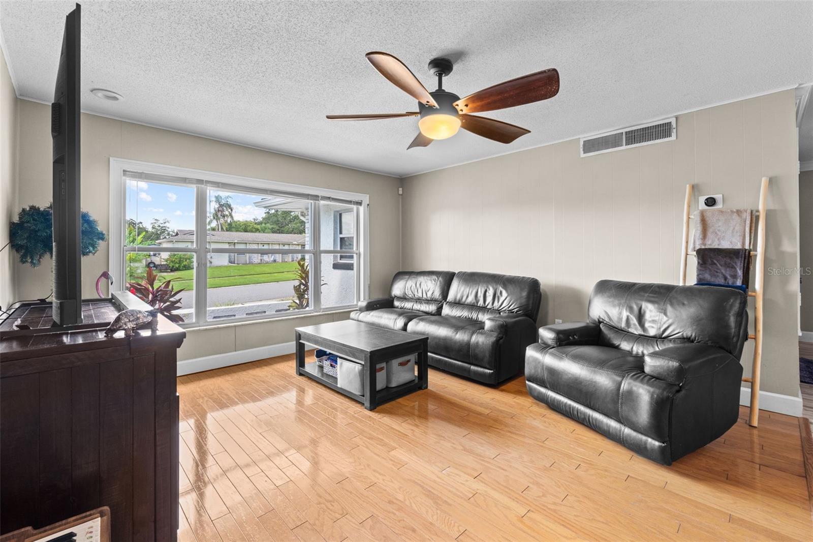 Listing photo id 15 for 605 Spring Oaks Boulevard