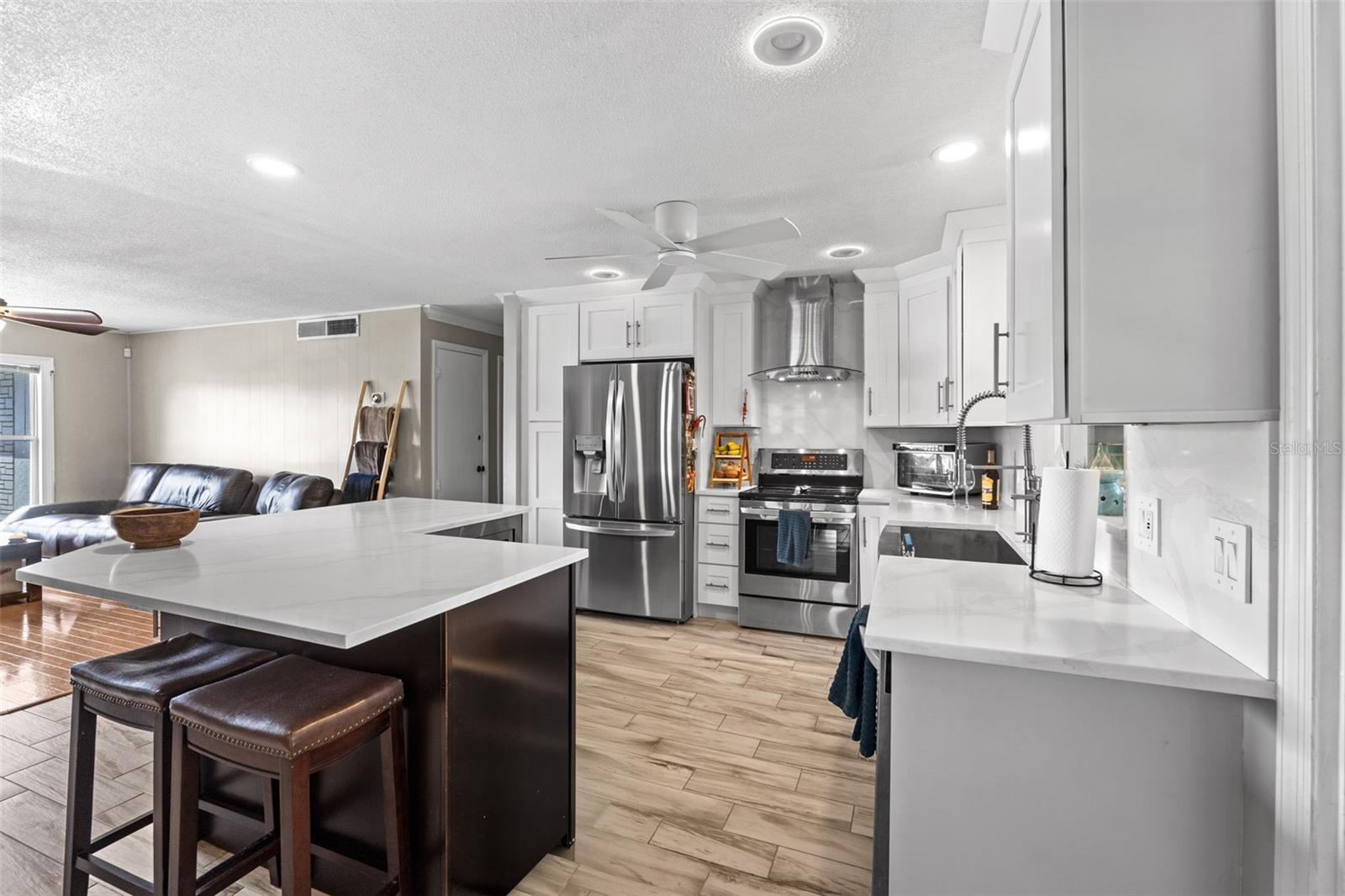 Listing photo id 16 for 605 Spring Oaks Boulevard