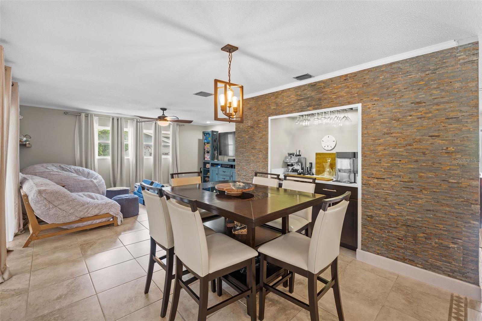 Listing photo id 23 for 605 Spring Oaks Boulevard