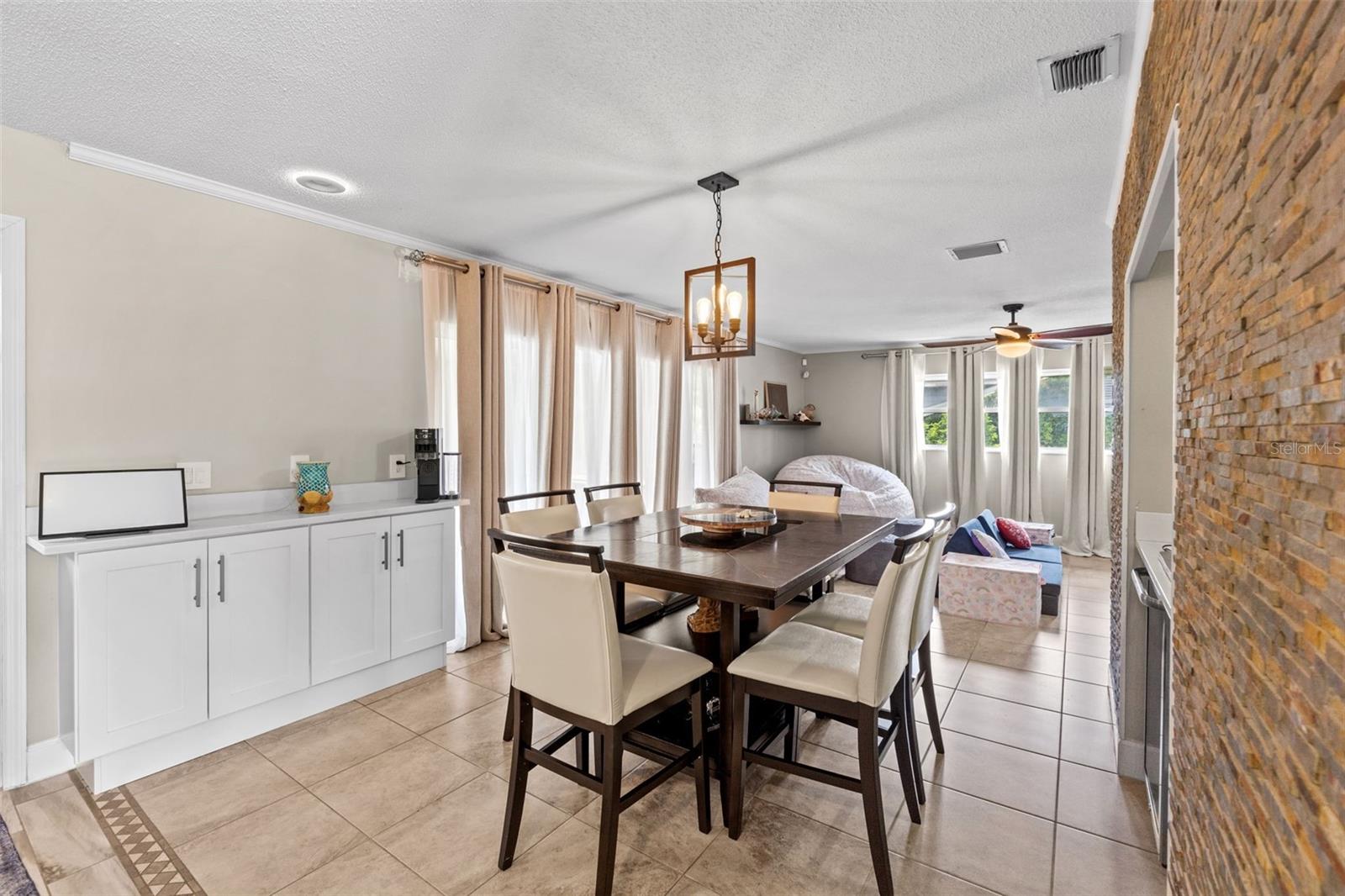 Listing photo id 24 for 605 Spring Oaks Boulevard